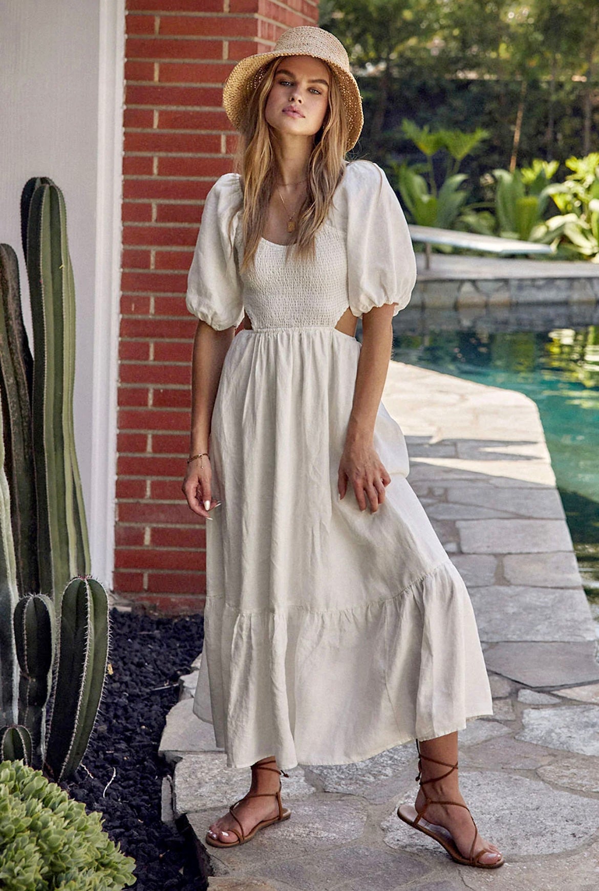 Langes Kleid mit Ärmel und offenem Rücken