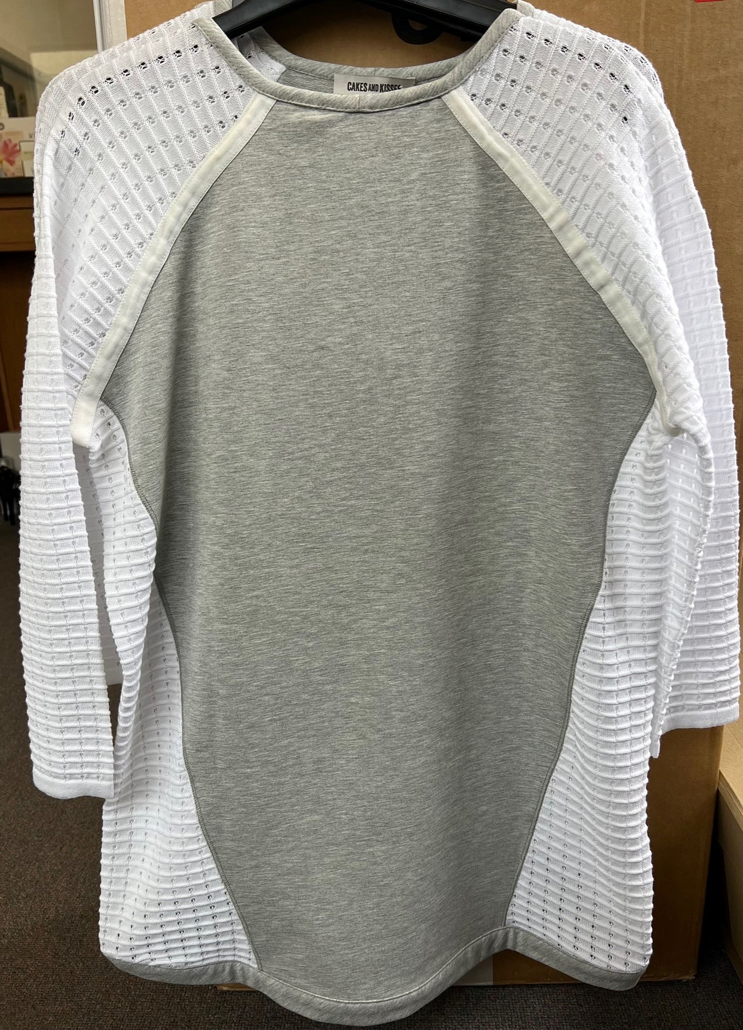 CK Pullover hellgrau/weiss mit 3/4 Ärmel und Schmuckkragen